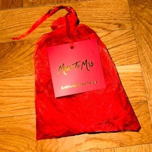 Artificial rose petals